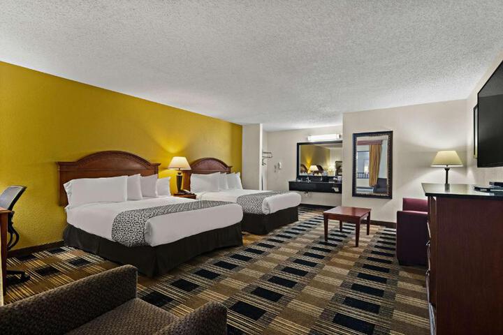 2 Queen Beds Microwave and Refrigerator WiFi Continental Breakfast (17 of 19)