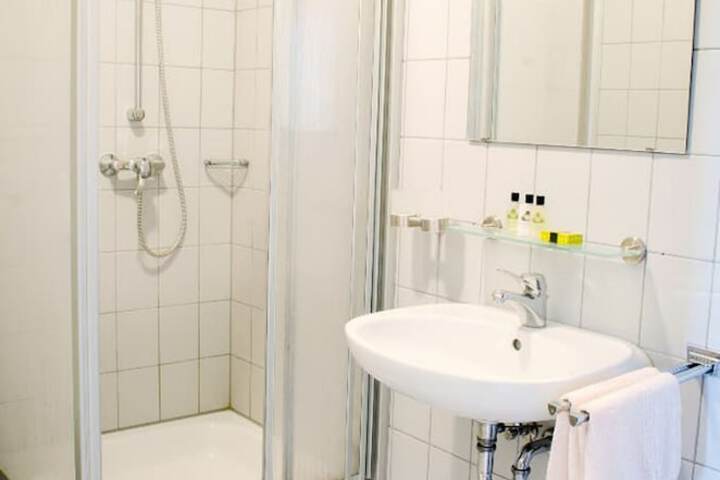 Room 5 of 25