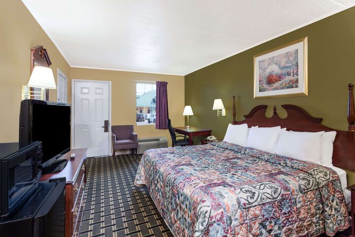 1 King Bed (2 of 7)