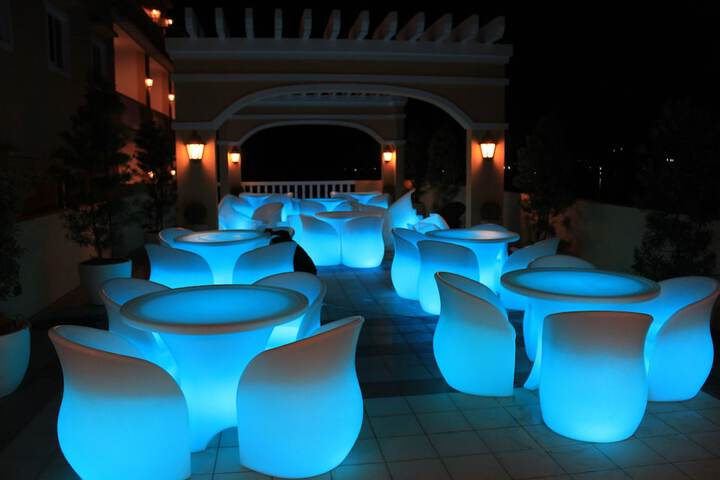 Lounge 25 of 34