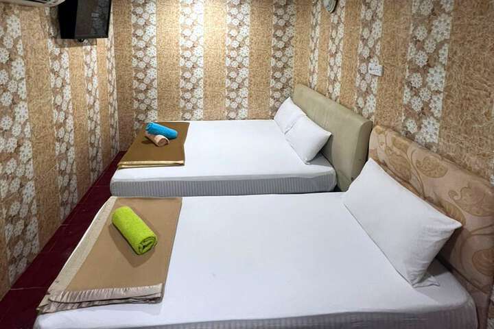 Room 7 of 18