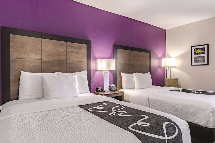 1 Queen Bed Mobility Hearing Impaired Accessible Room (10 of 17)