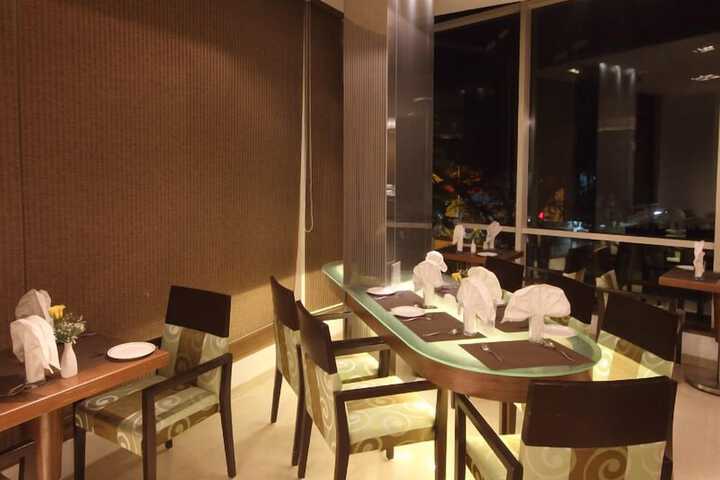 Dining 37 of 50