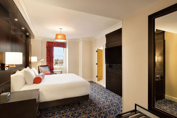 1 Queen Bed Main Building (22 of 29)