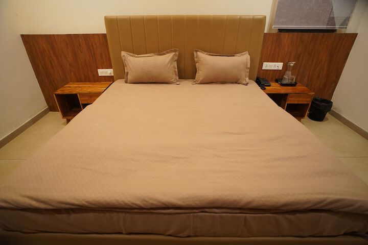 Room 11 of 32