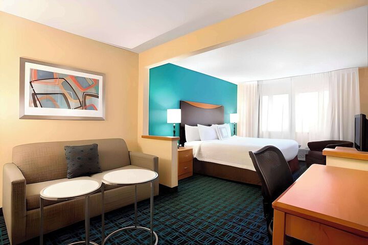 1 King Bed (3 of 7)
