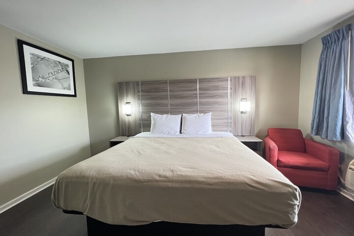 1 King Bed (7 of 7)