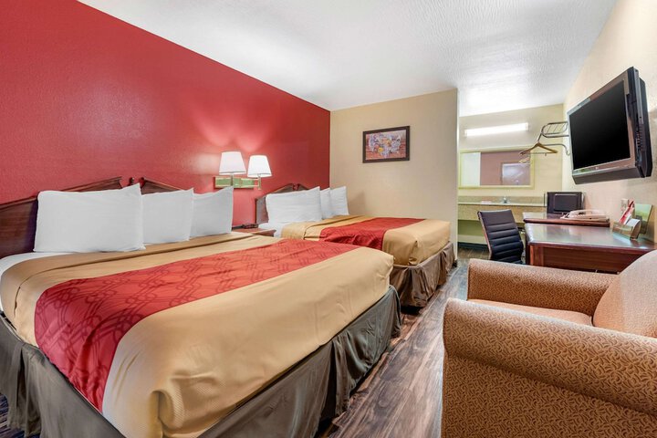 1 Queen Bed (3 of 19)