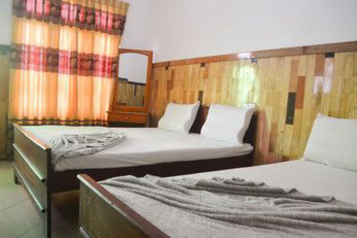 Room 4 of 8