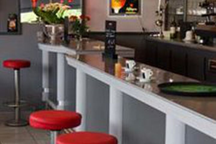 Lounge 44 of 60