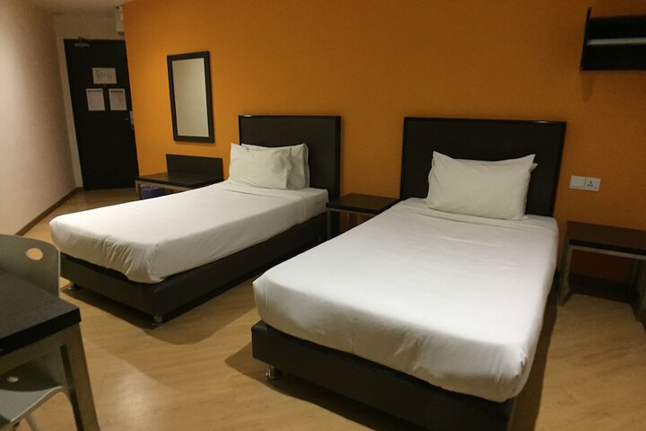 Room 9 of 40