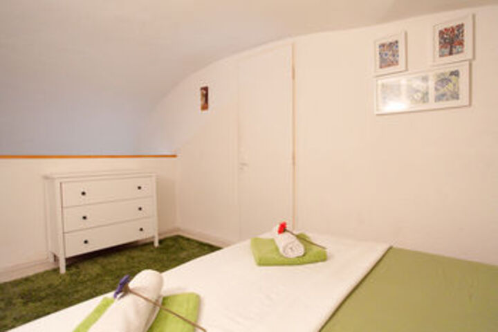 Room 11 of 18