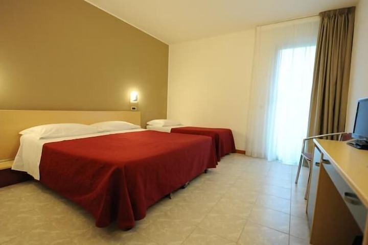 Room 9 of 25