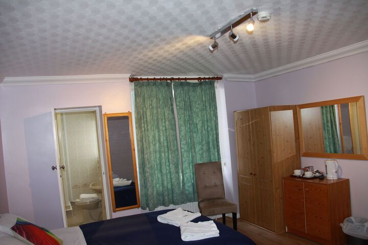 Room 32 of 81