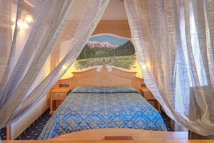Room 4 of 62