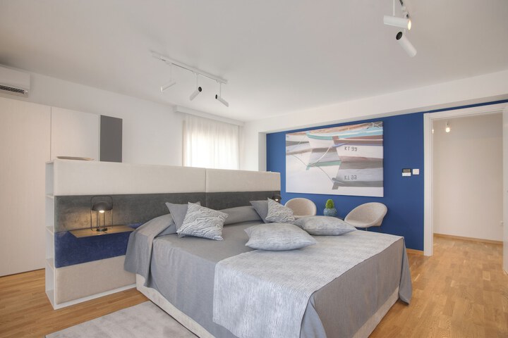 Room 6 of 47