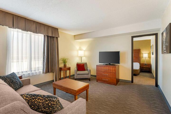 1 King Bed Microwave and Refrigerator Full Breakfast (8 of 29)