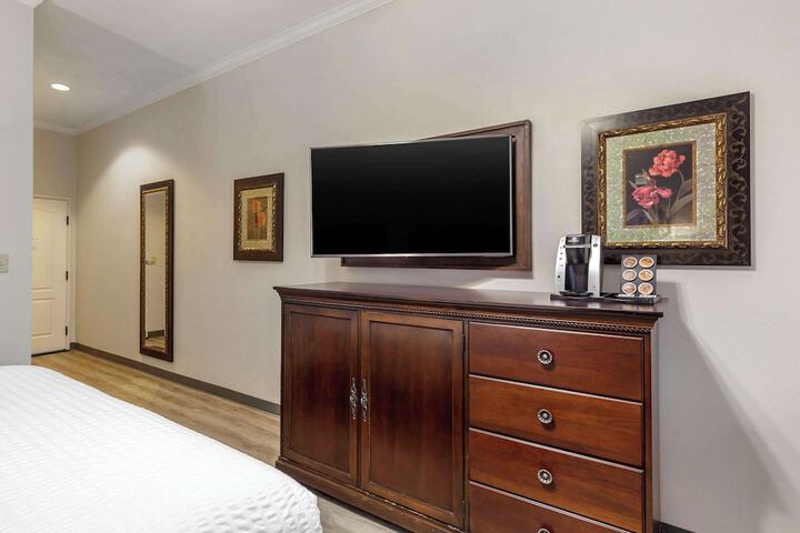 1 King Bed (19 of 22)