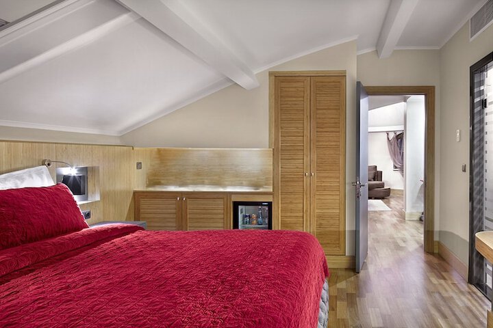 Room 8 of 63