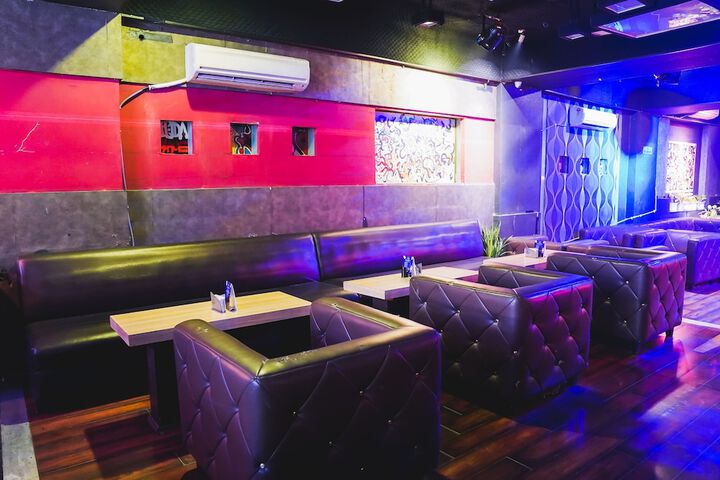 Lounge 87 of 120
