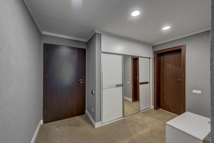 Room 9 of 34