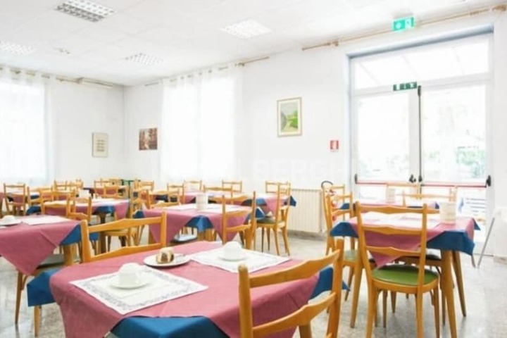 Dining 9 of 13