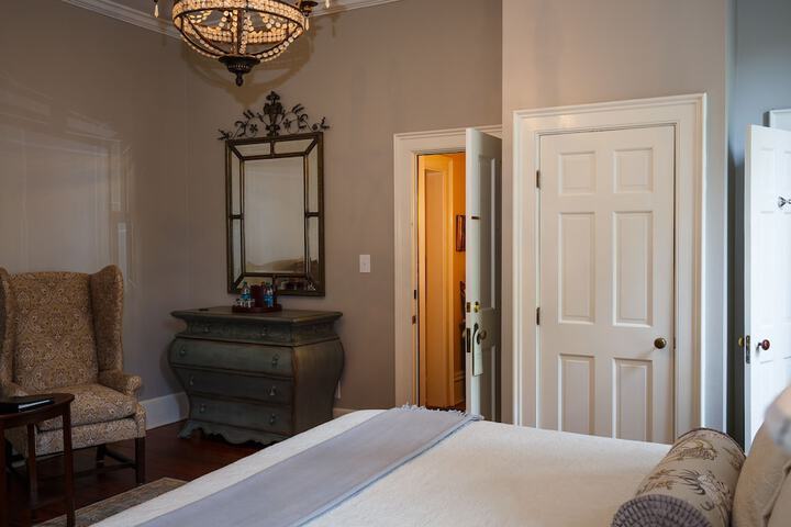 Room 8 of 166