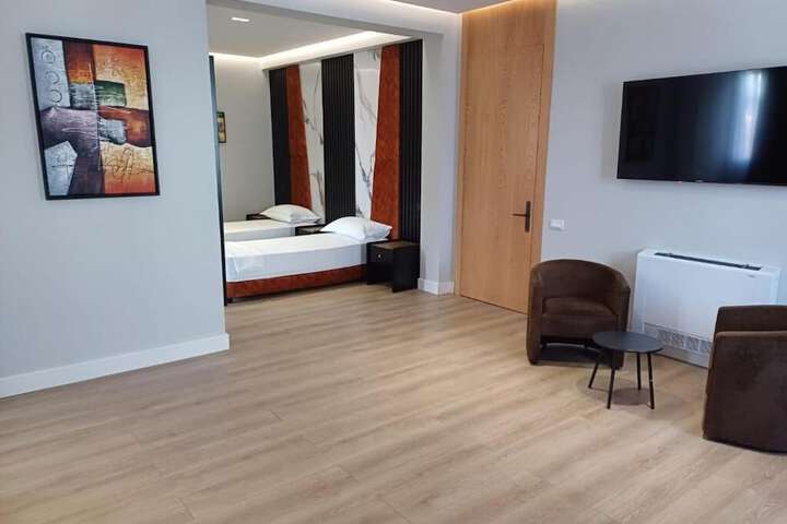 Room 5 of 132