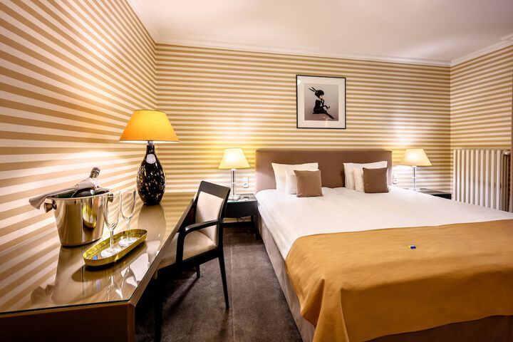 Room 33 of 62