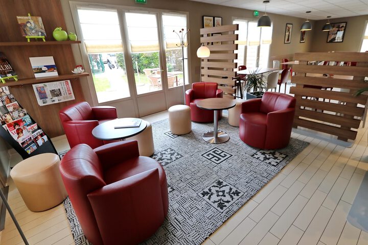 Lounge 26 of 83