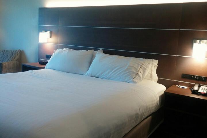1 King Bed (4 of 5)