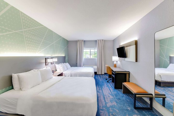 2 Queen Beds (2 of 6)