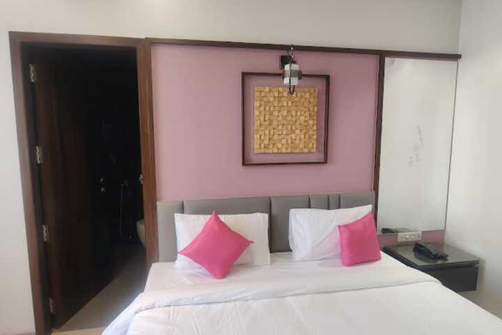 Room 7 of 12