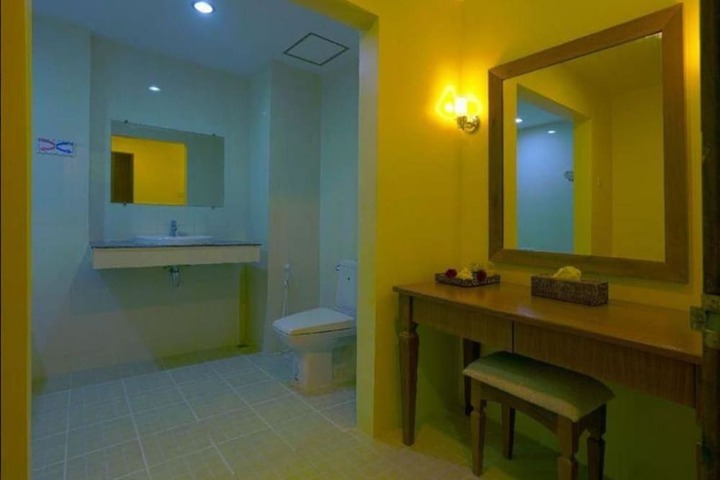 Room 16 of 28