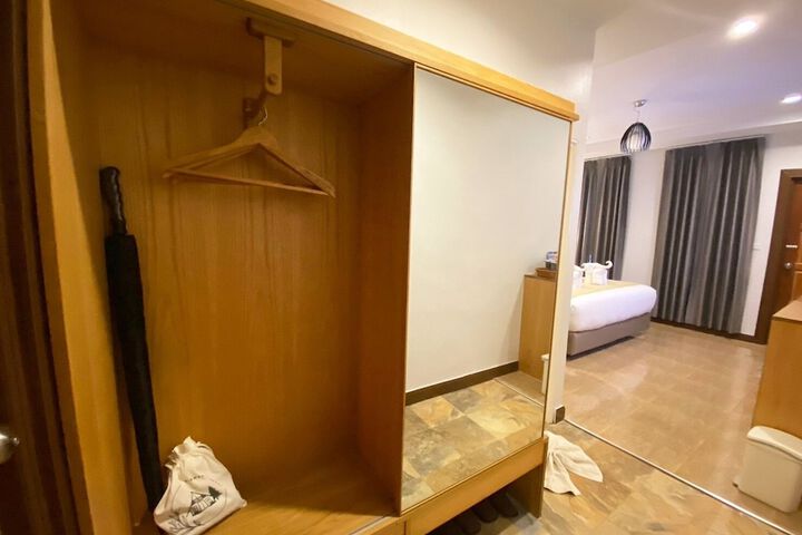 Room 27 of 76