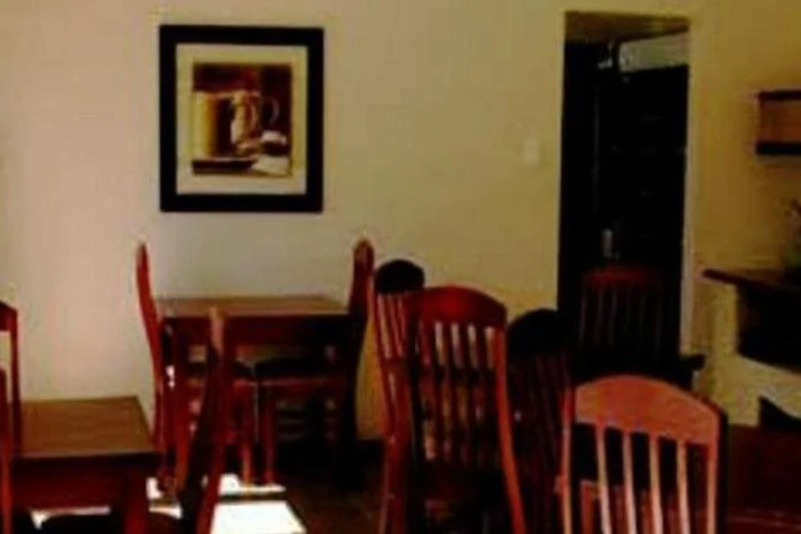 Dining 16 of 17
