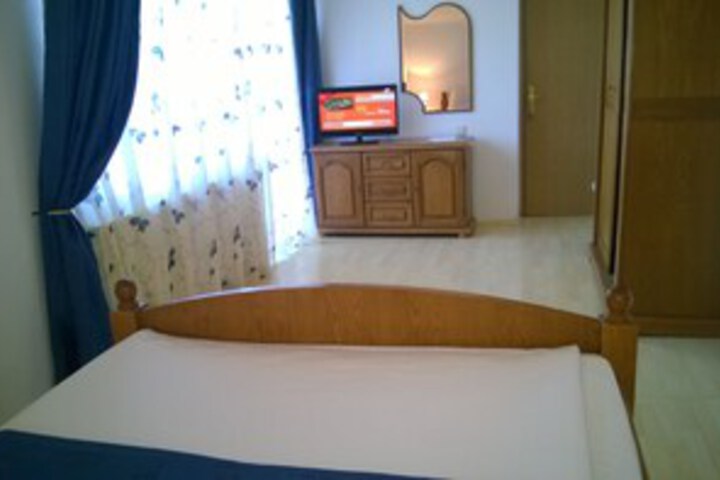 Room 35 of 47