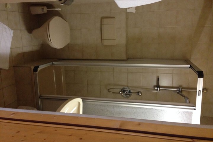Room 4 of 37