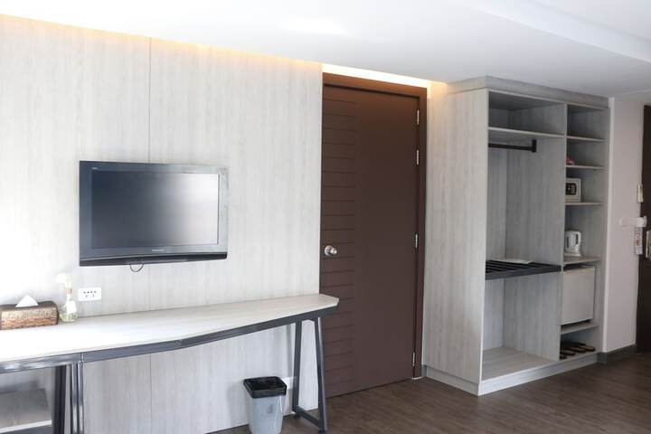 Room 33 of 80