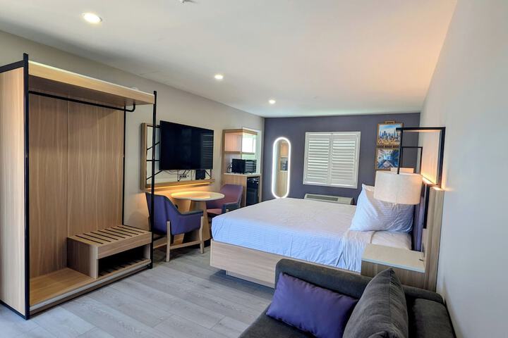 Room 5 of 8