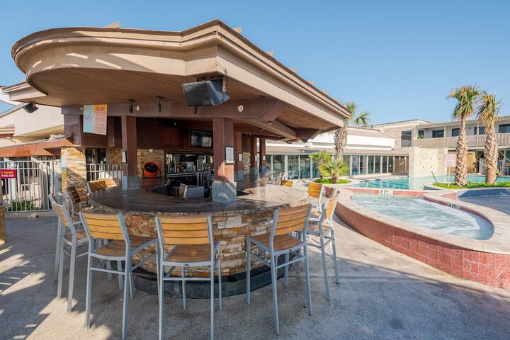 Poolside bar