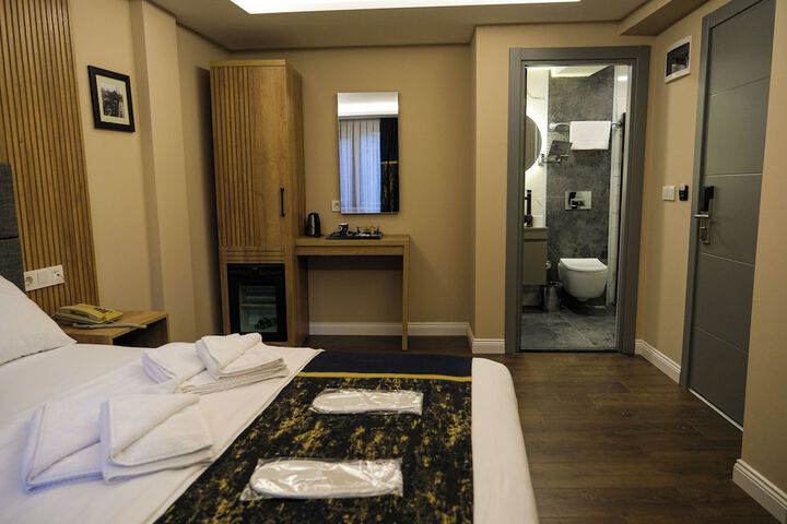 Room 17 of 38