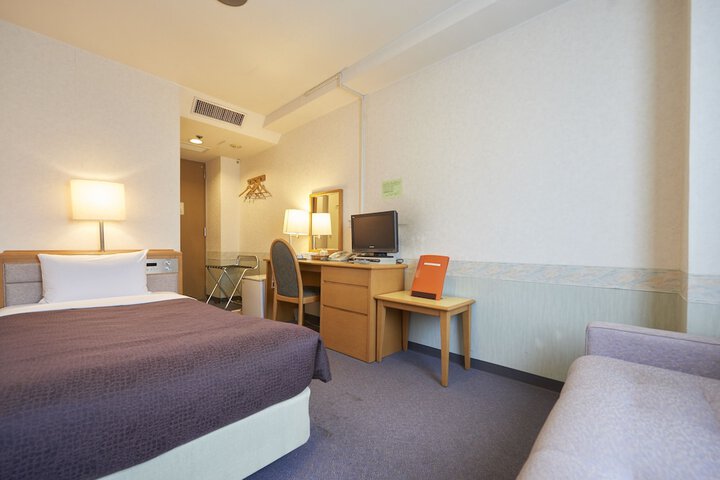 Room 5 of 32