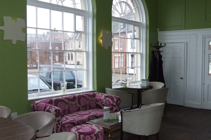 Lounge 20 of 26