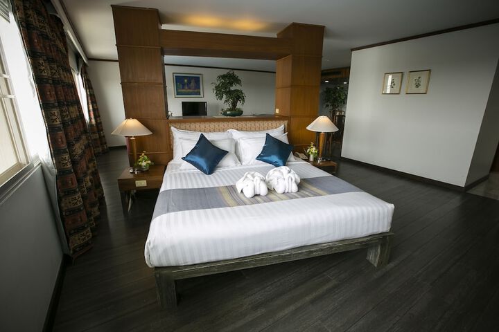 Room 35 of 143