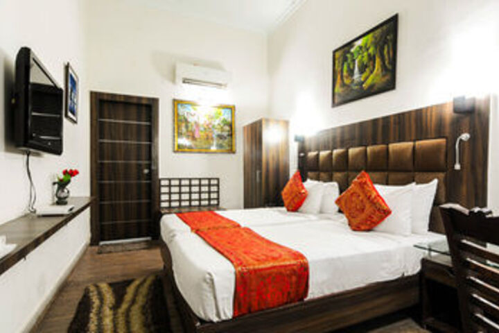 Room 8 of 12