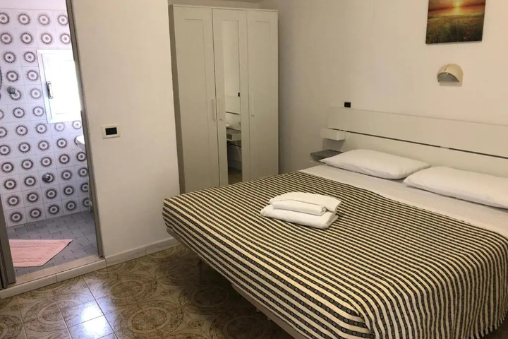 Room 5 of 18