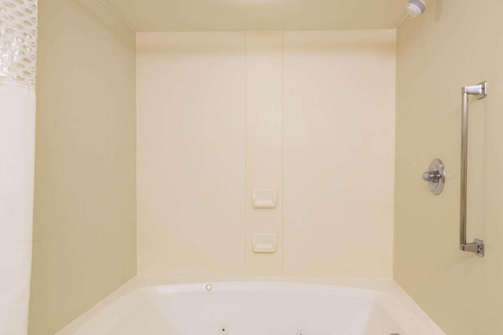 1 King Bed (7 of 17)