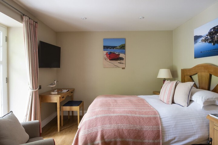 Room 8 of 94