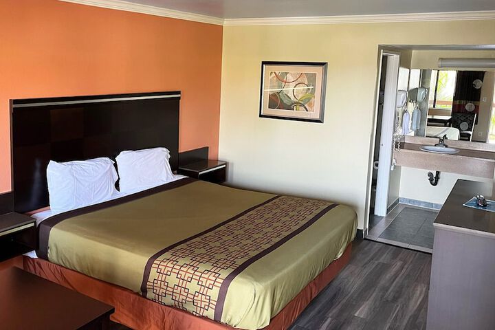 1 King Bed (3 of 14)
